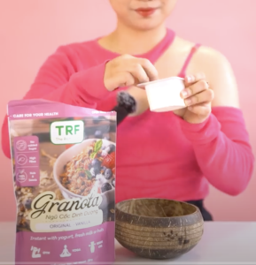 Sử dụng một lương granola vừa đủ kết hợp cùng sữa chua Hy Lạp không đường để giảm cân lành mạnh