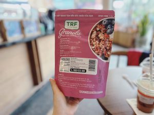 mỗi túi granola tại The Rich Foods được đóng bao bì ghi rõ ngày sản xuất và hạn sử dụng