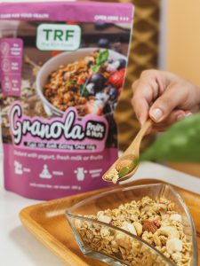 Granola The Rich Foods với thành phần gồm rất nhiều hạt dinh dưỡng và trái cây thơm ngon khác nhau