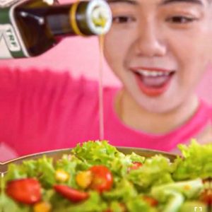 Kết hợp dầu Ô liu giúp món Salad thơm ngon hơn